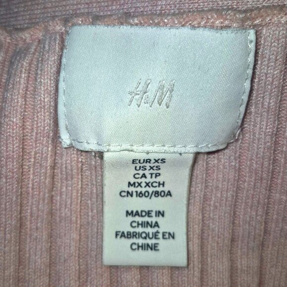 H&M sweater. pink, channeled design, V-Neck, Button-front in size XS - Picture 9 of 10